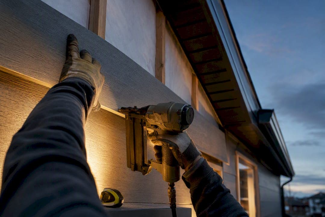 $10–$18/sq ft: Calgary Fiber Cement Siding Costs & Contractor Red Flags